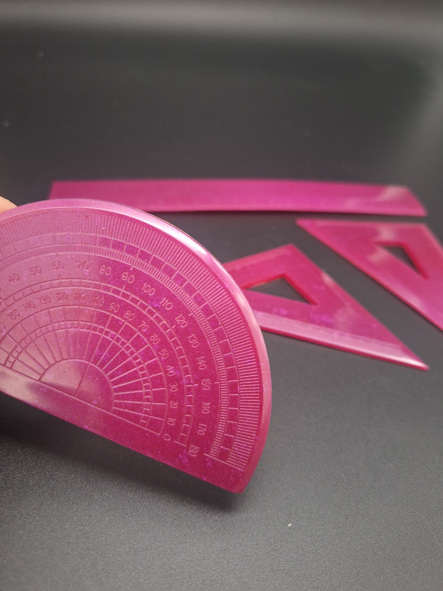 Handgegossenes Geometrie-Lineal-Set aus Epoxidharz