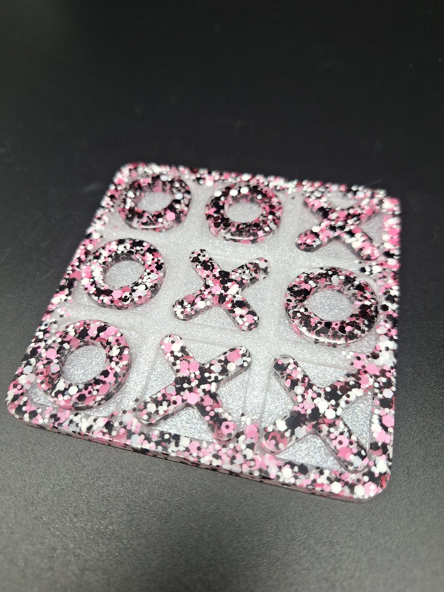 Tic Tac Toe aus Epoxidharz – Handgemachtes Reisespiel im Wunschdesign