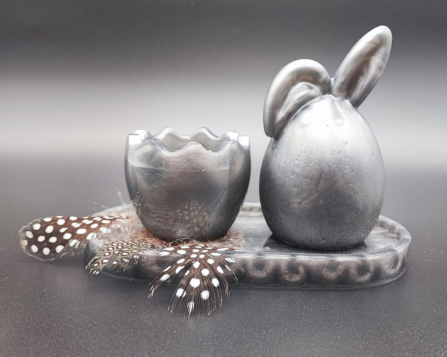 Hase & Osterei auf Tablett – stilvolle Osterdeko mit liebevollen Details