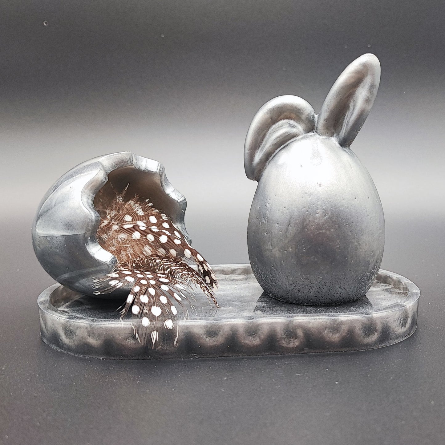 Hase & Osterei auf Tablett – stilvolle Osterdeko mit liebevollen Details