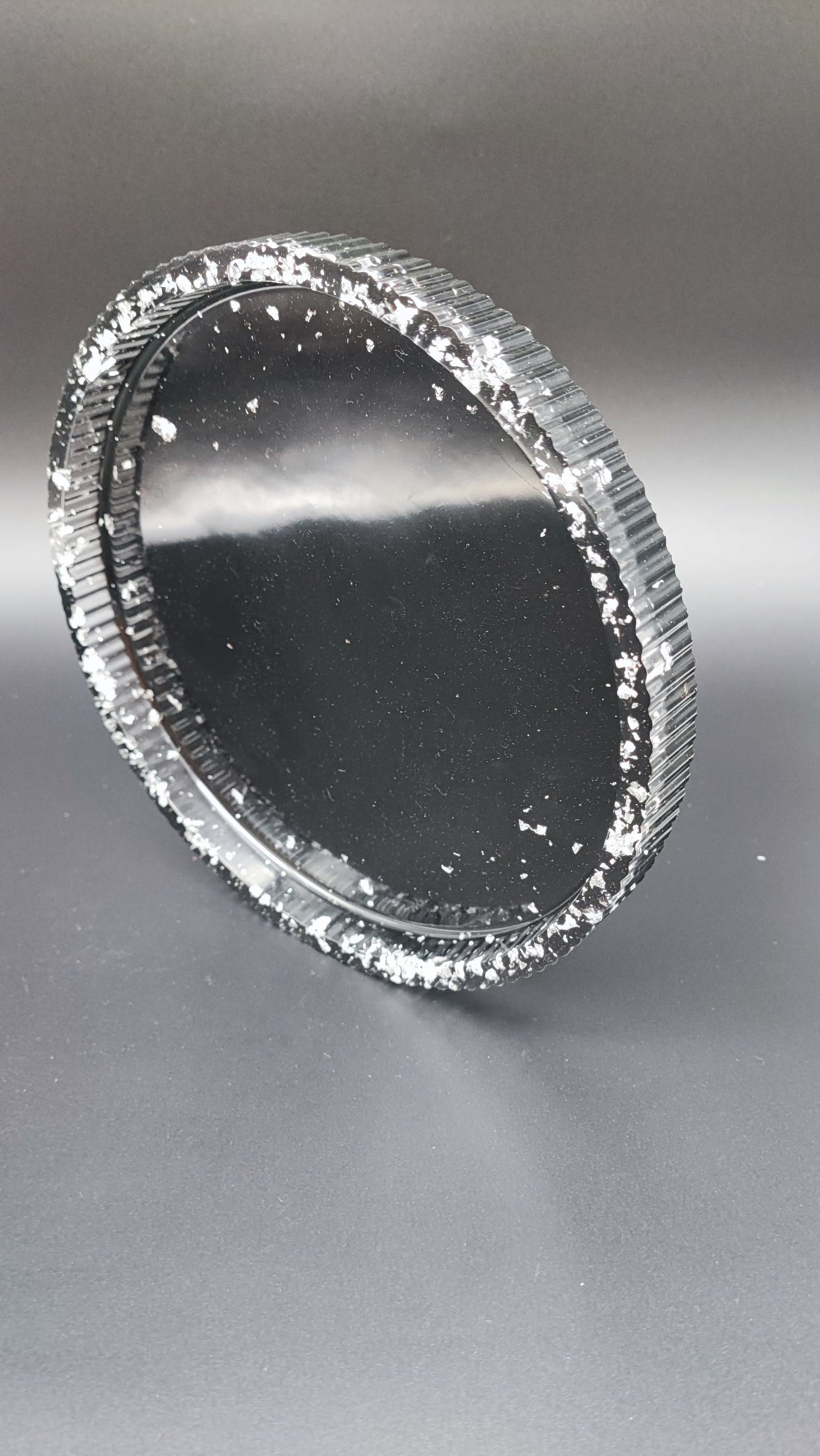 Edles Design trifft Funktion – Mehrfarbiges Tablett mit Silberakzenten