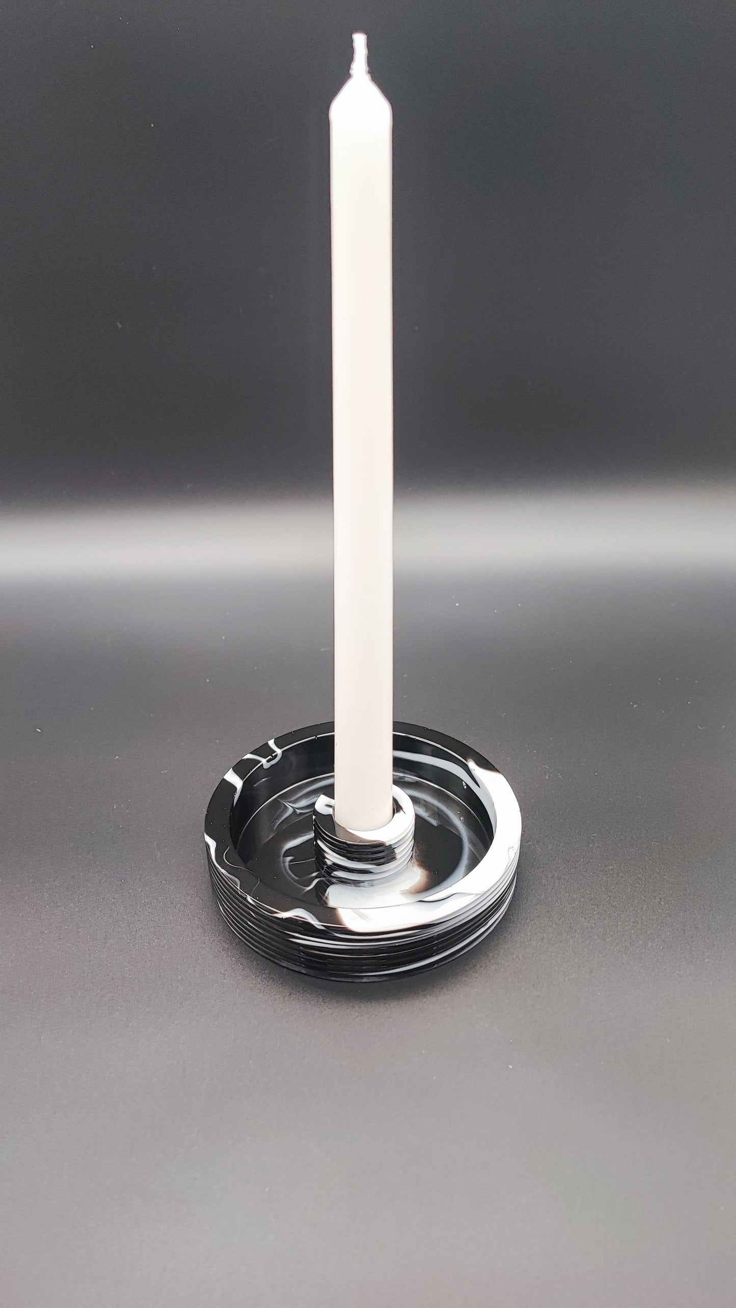Kerzenständer mit Rillen – Industrial Style trifft Meereswirbel