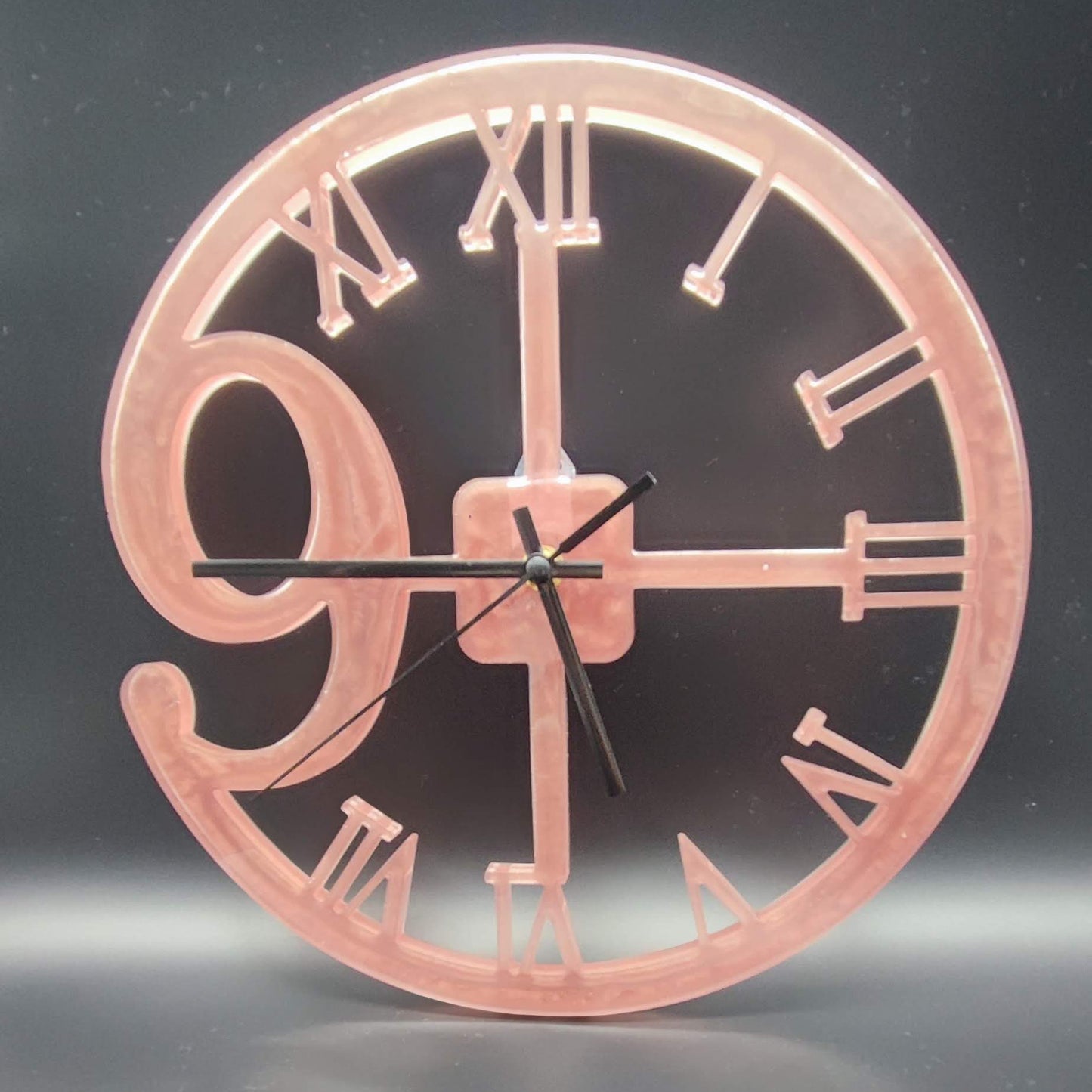 Design-Wanduhr mit römischen Ziffern – Stil trifft auf Zeitgefühl