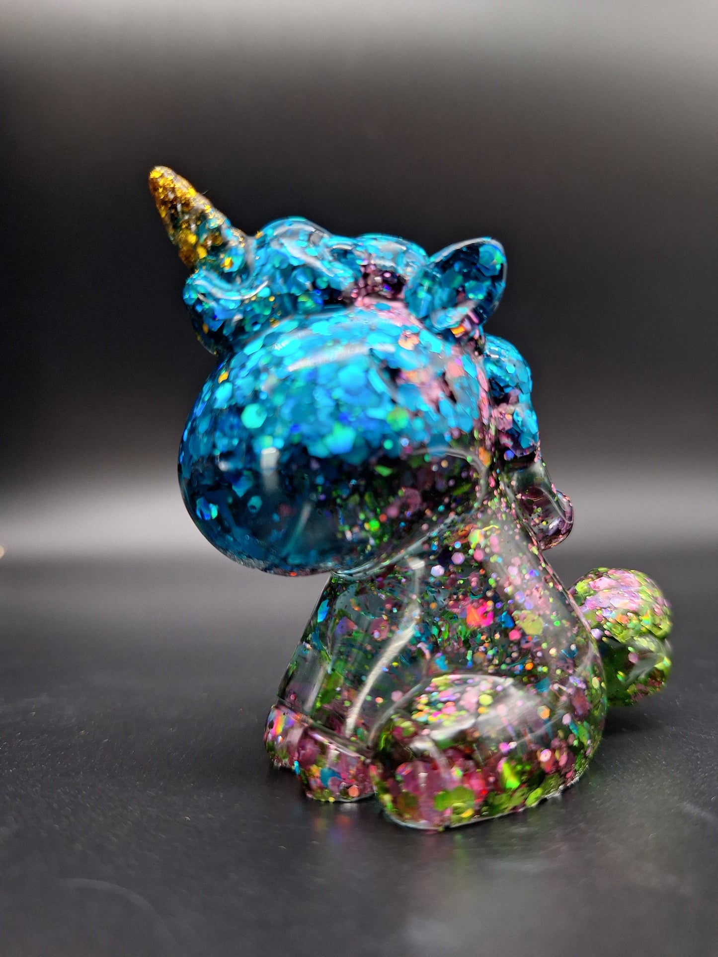 Einhorn aus Epoxidharz – Perlmut Weiß mit buntem Glitzer | 7 x 6 cm