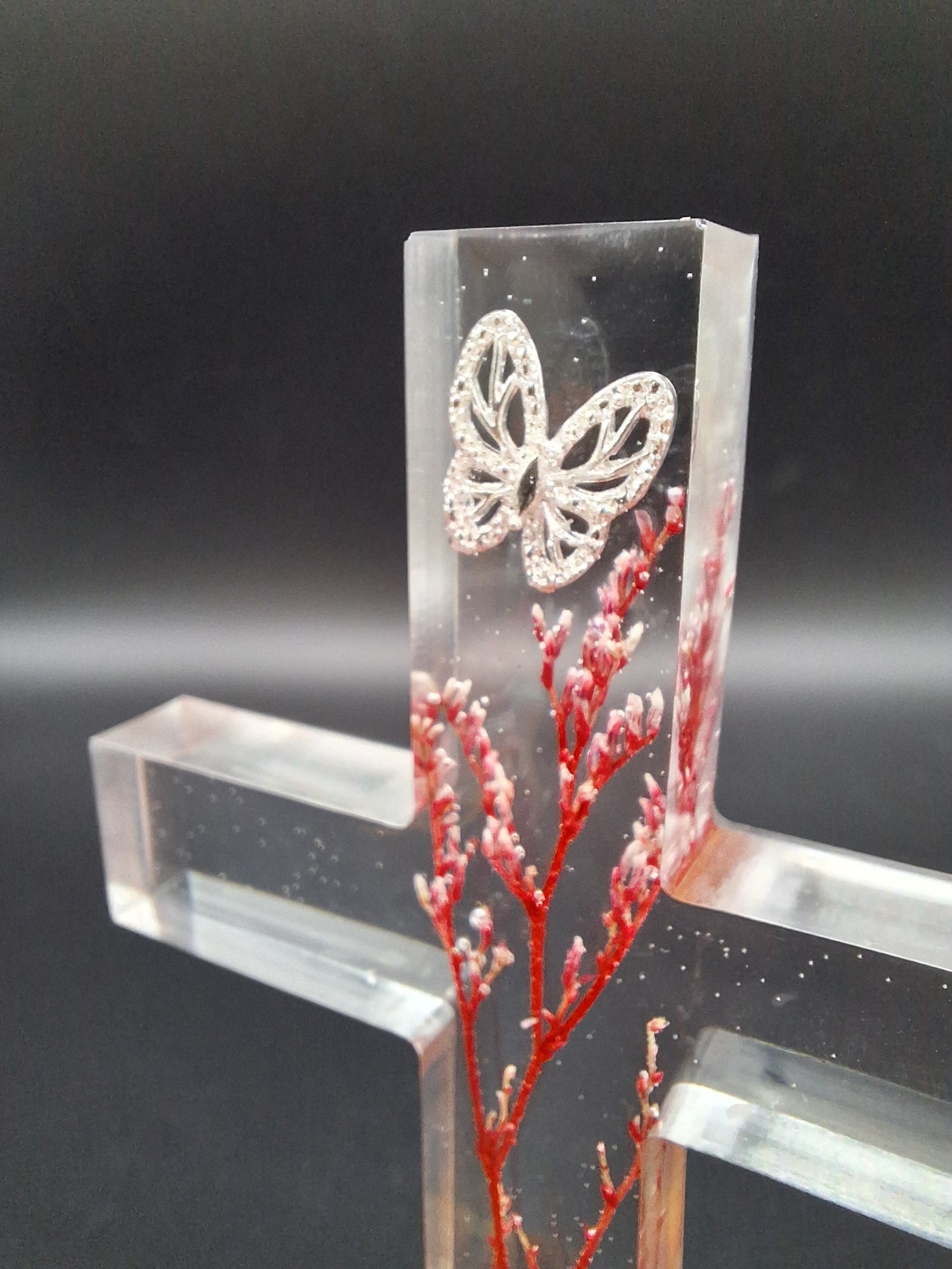 Epoxidharz Kreuz auf Sockel in Weiß mit eingegossenem Silberkreuz | Geschenk zur Taufe, Kommunion & Firmung