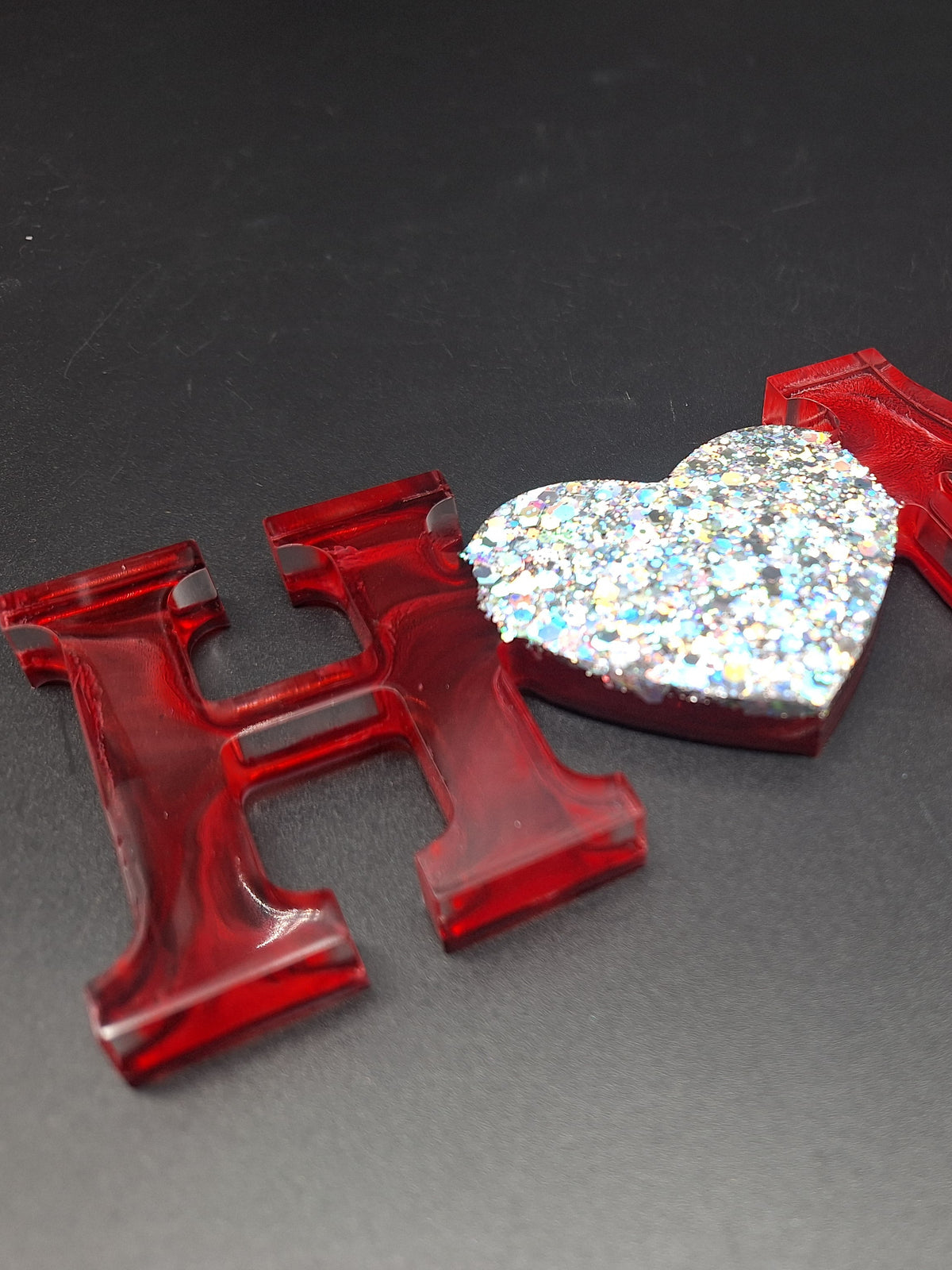 Epoxidharz Schriftzug „HOME“ mit holografischem Glitzer in Schwarz, 21 cm