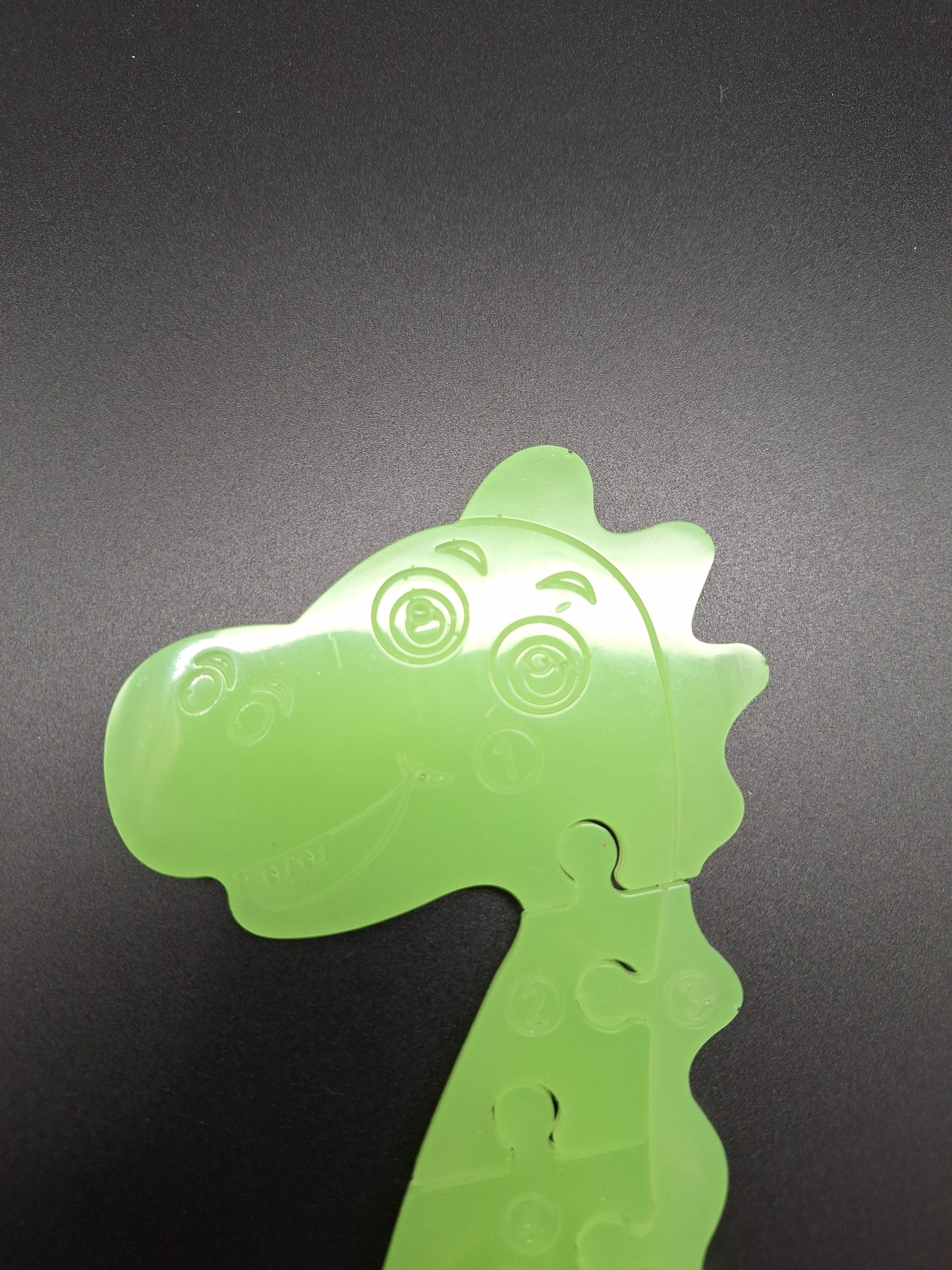 Handgemachtes Dino-Puzzle aus Epoxidharz