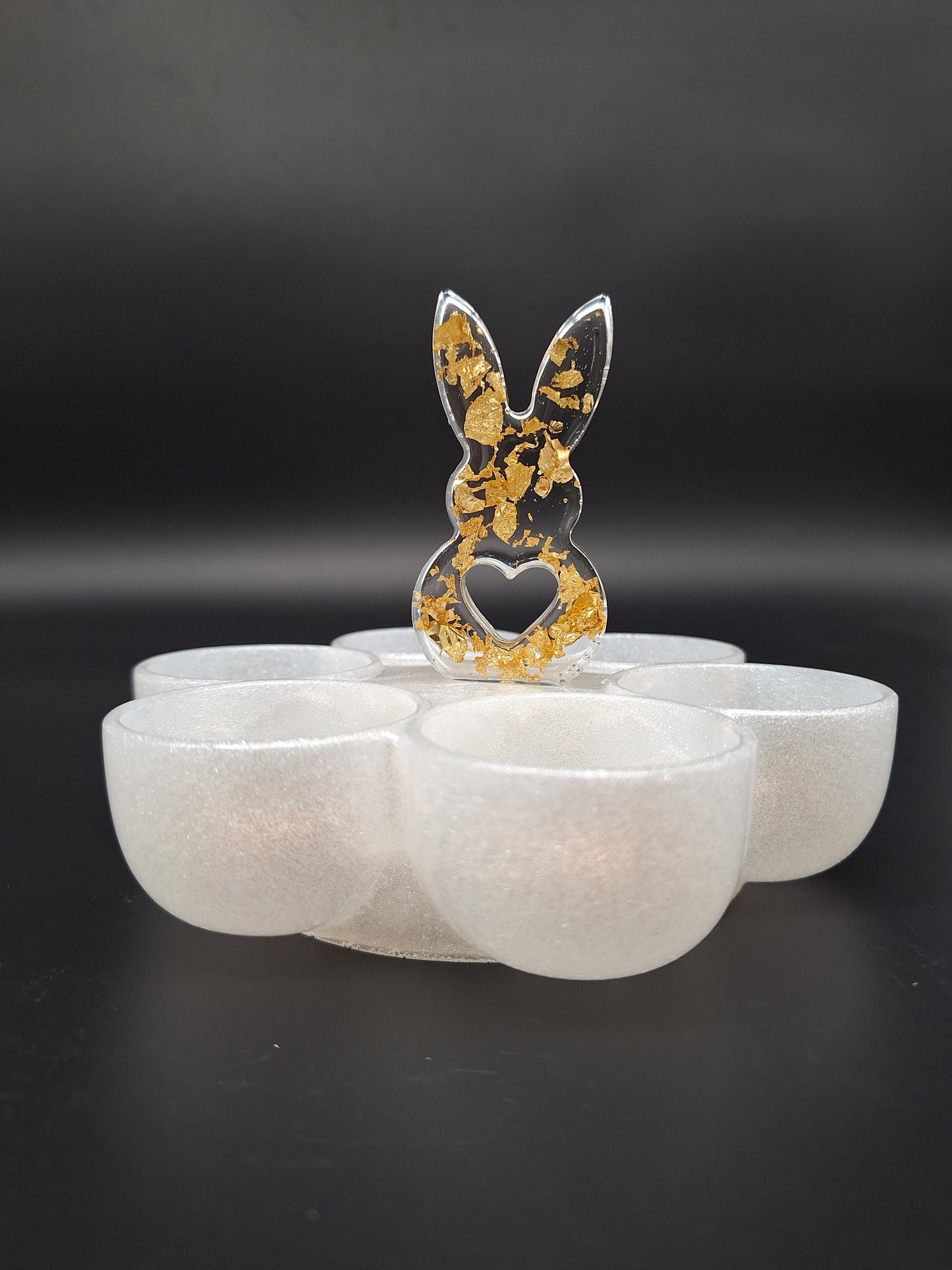 Edle Eieraufbewahrung mit Hasenfigur und Goldakzenten Osterbrunch