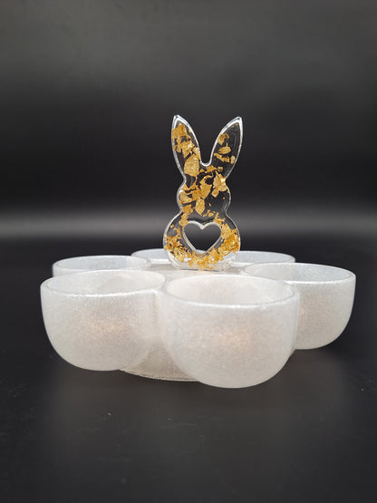 Edle Eieraufbewahrung mit Hasenfigur und Goldakzenten Osterbrunch