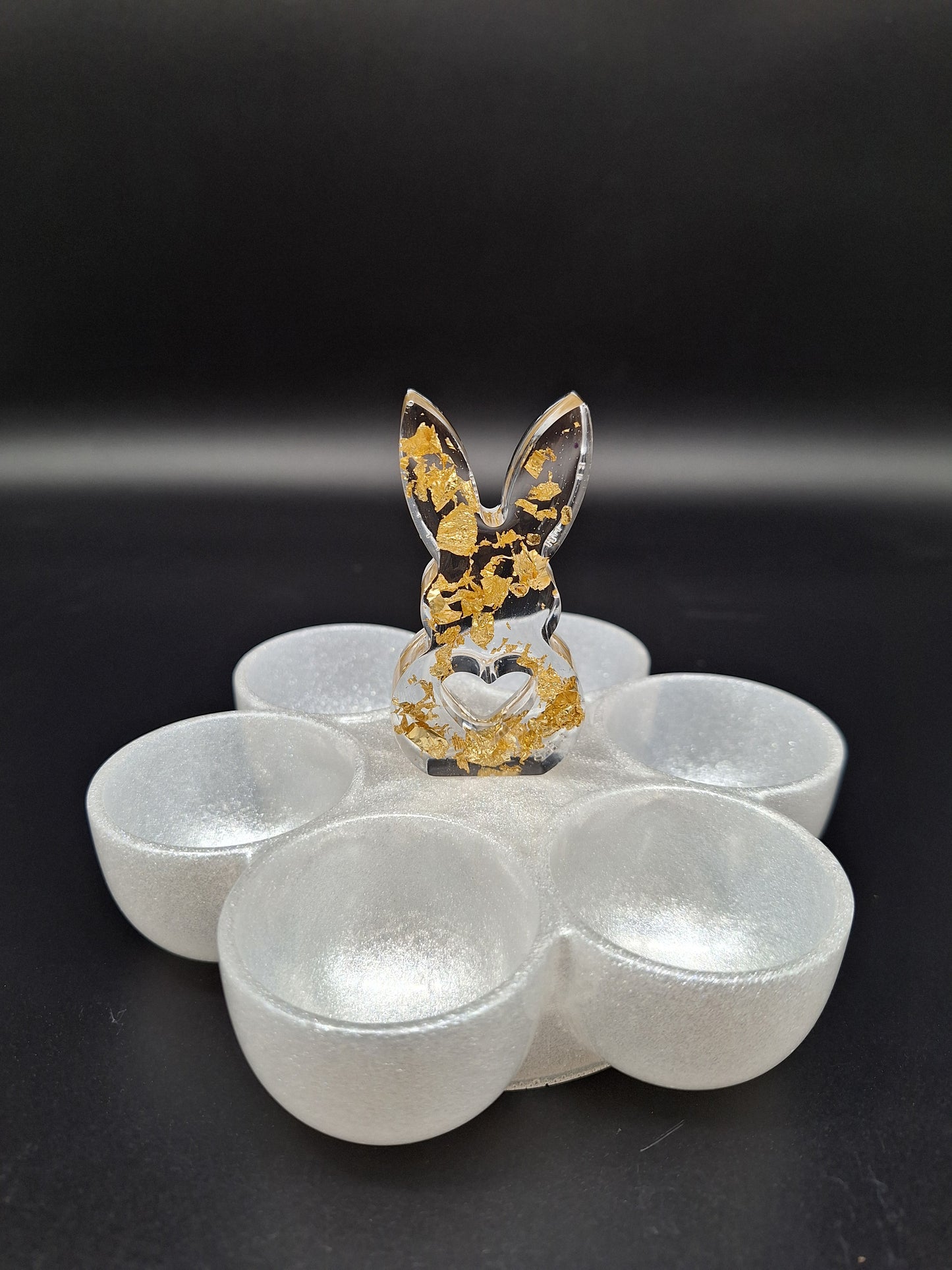 Edle Eieraufbewahrung mit Hasenfigur und Goldakzenten Osterbrunch