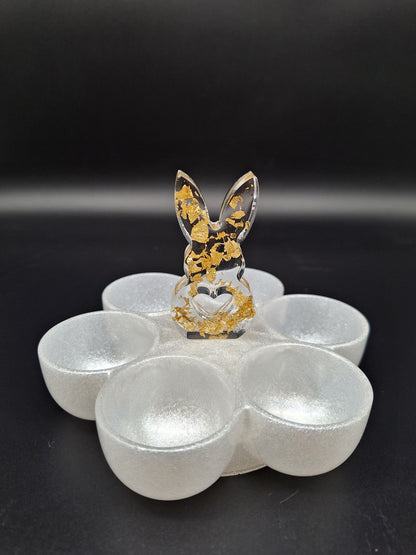 Edle Eieraufbewahrung mit Hasenfigur und Goldakzenten Osterbrunch