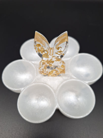 Edle Eieraufbewahrung mit Hasenfigur und Goldakzenten Osterbrunch