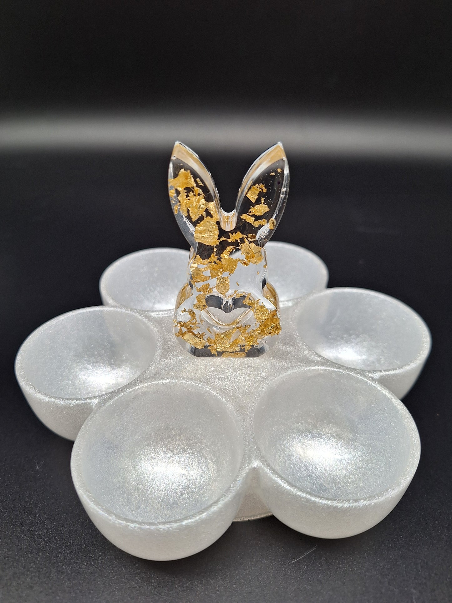 Edle Eieraufbewahrung mit Hasenfigur und Goldakzenten Osterbrunch