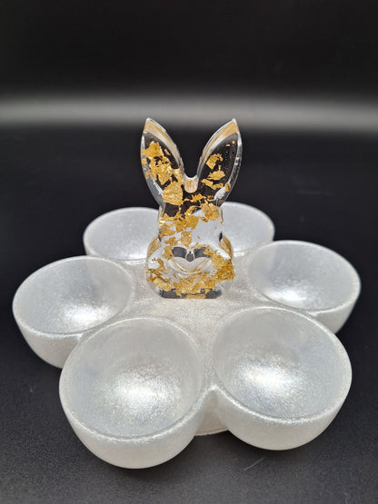 Edle Eieraufbewahrung mit Hasenfigur und Goldakzenten Osterbrunch