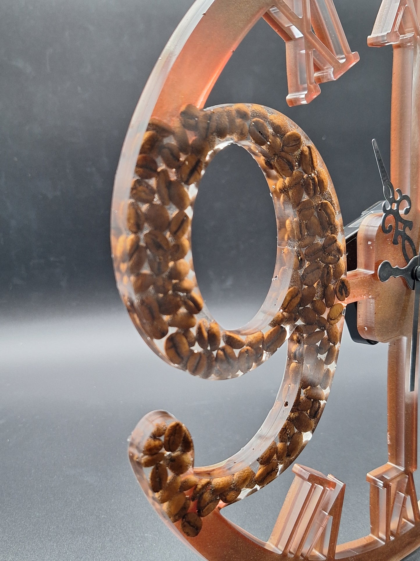 Design-Wanduhr mit römischen Ziffern – Stil trifft auf Zeitgefühl