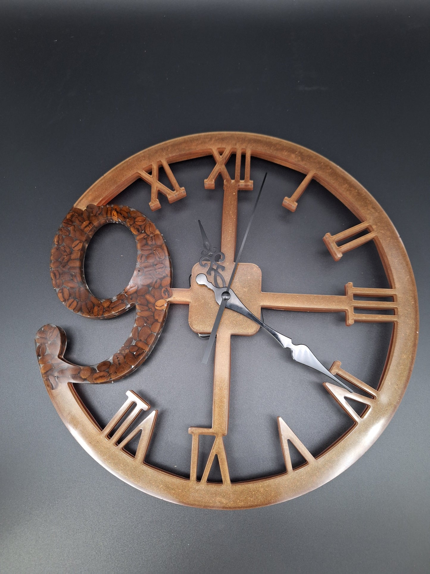 Design-Wanduhr mit römischen Ziffern – Stil trifft auf Zeitgefühl