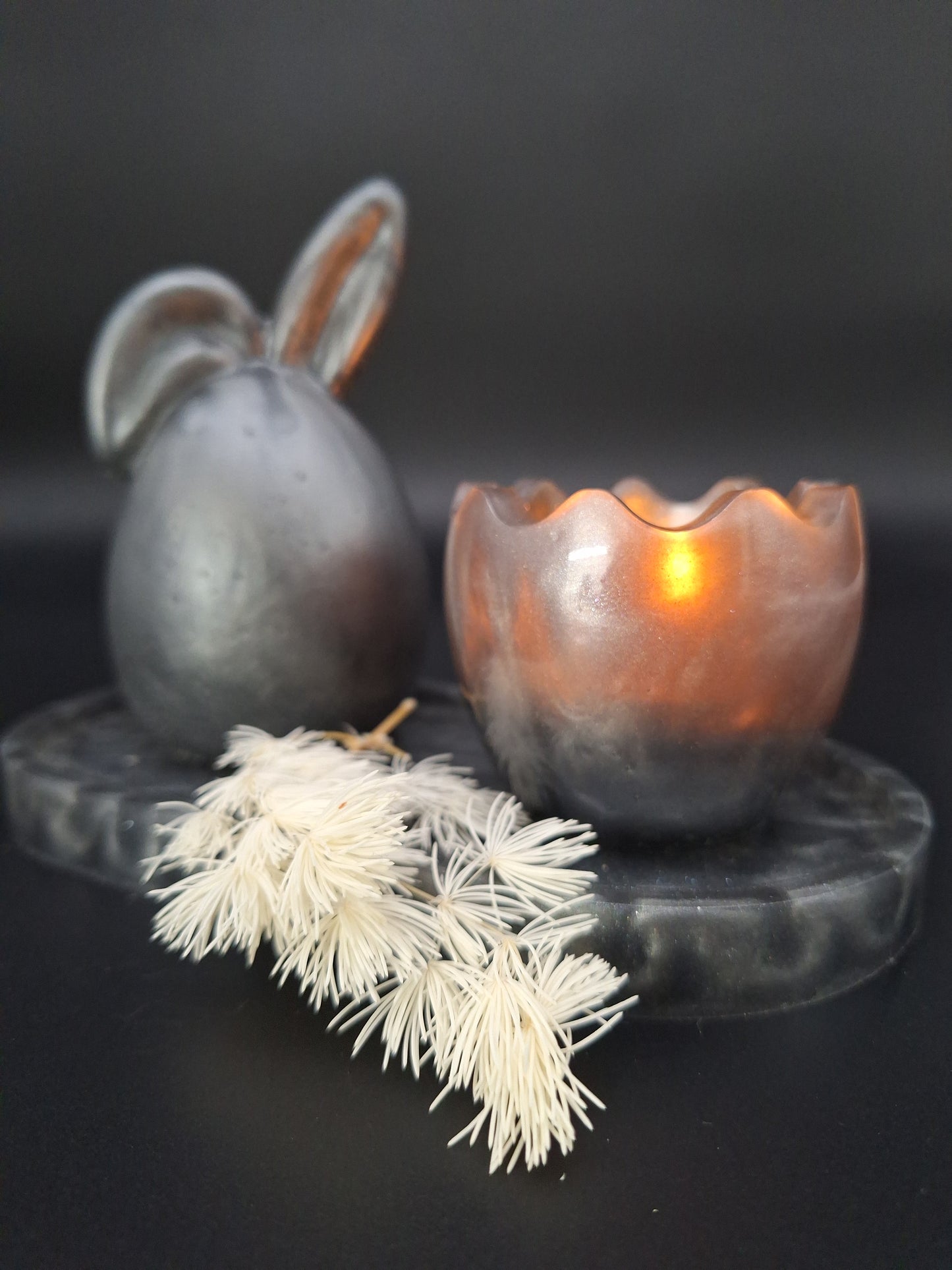 Hase & Osterei auf Tablett – stilvolle Osterdeko mit liebevollen Details