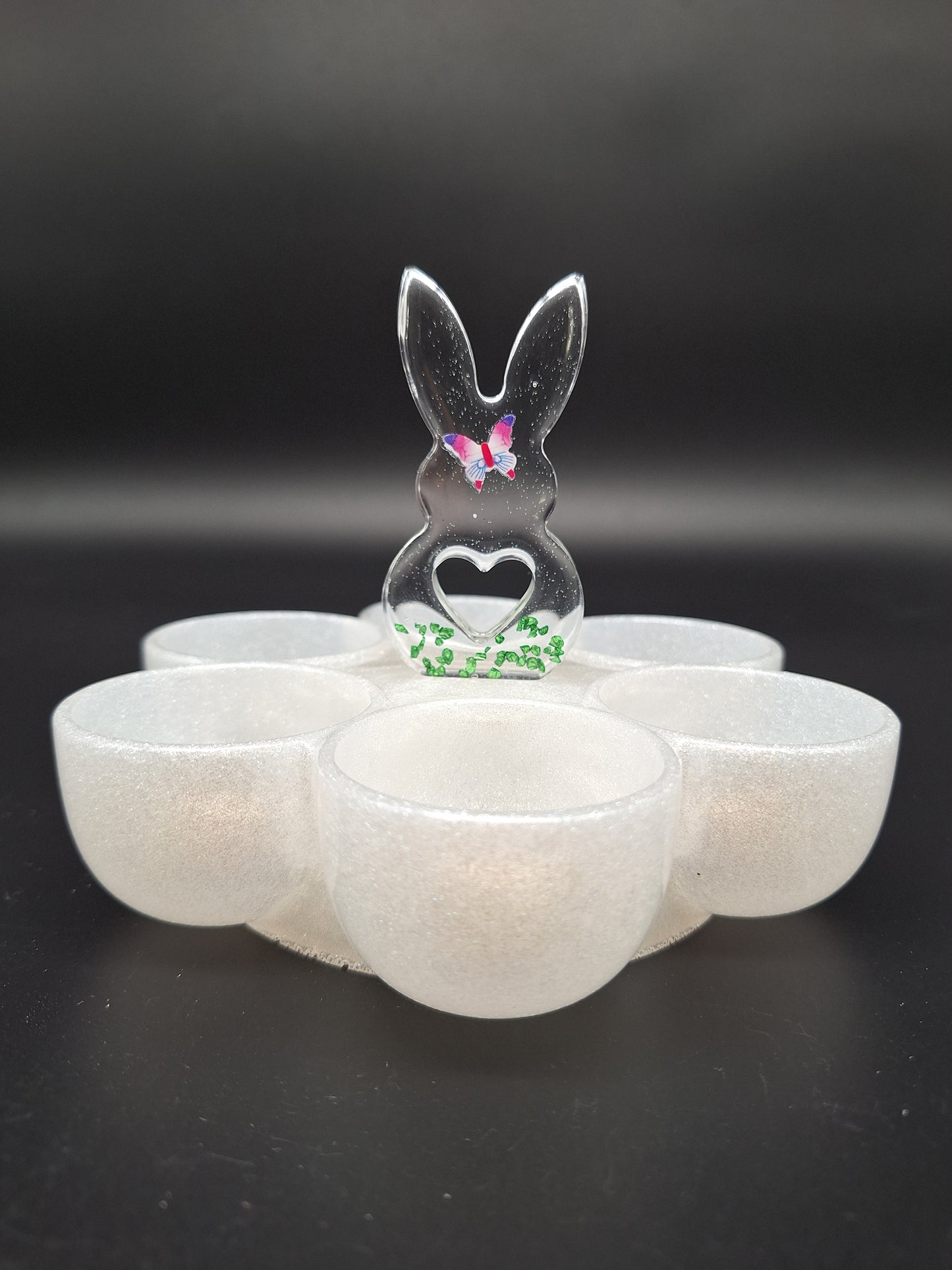 Edle Eieraufbewahrung mit Hasenfigur und Goldakzenten Osterbrunch
