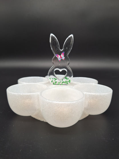 Edle Eieraufbewahrung mit Hasenfigur und Goldakzenten Osterbrunch