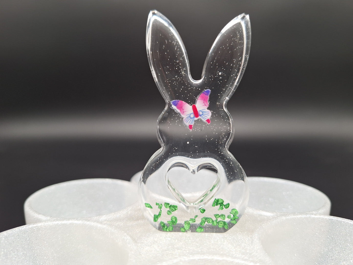 Edle Eieraufbewahrung mit Hasenfigur und Goldakzenten Osterbrunch