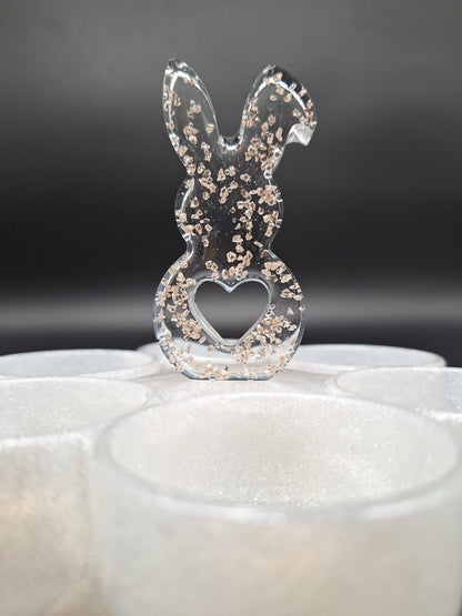 Edle Eieraufbewahrung mit Hasenfigur und Goldakzenten Osterbrunch