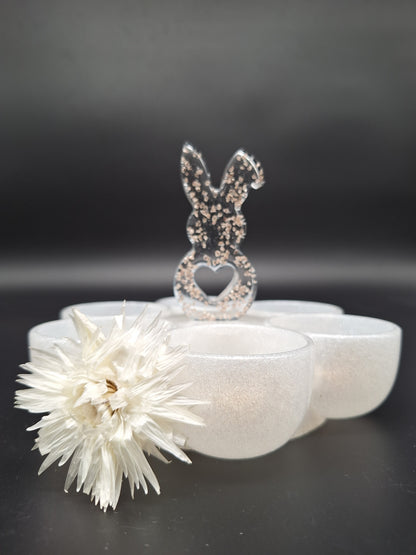 Edle Eieraufbewahrung mit Hasenfigur und Goldakzenten Osterbrunch