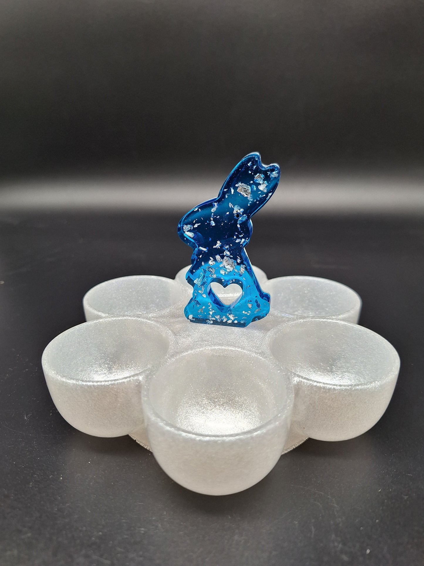 Edle Eieraufbewahrung mit Hasenfigur und Goldakzenten Osterbrunch