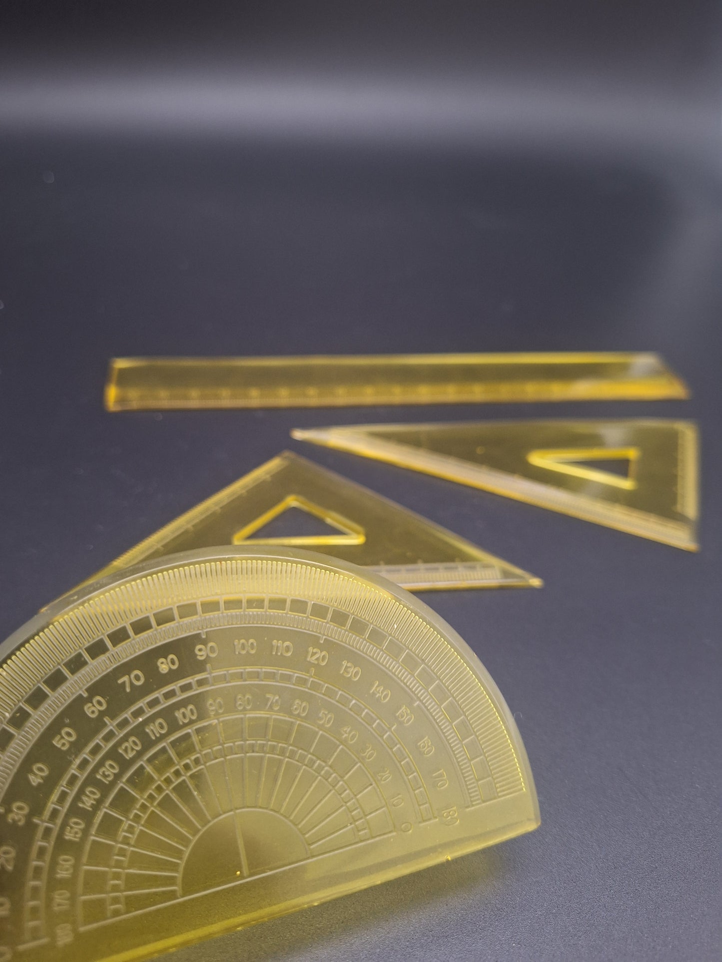 Handgegossenes Geometrie-Lineal-Set aus Epoxidharz