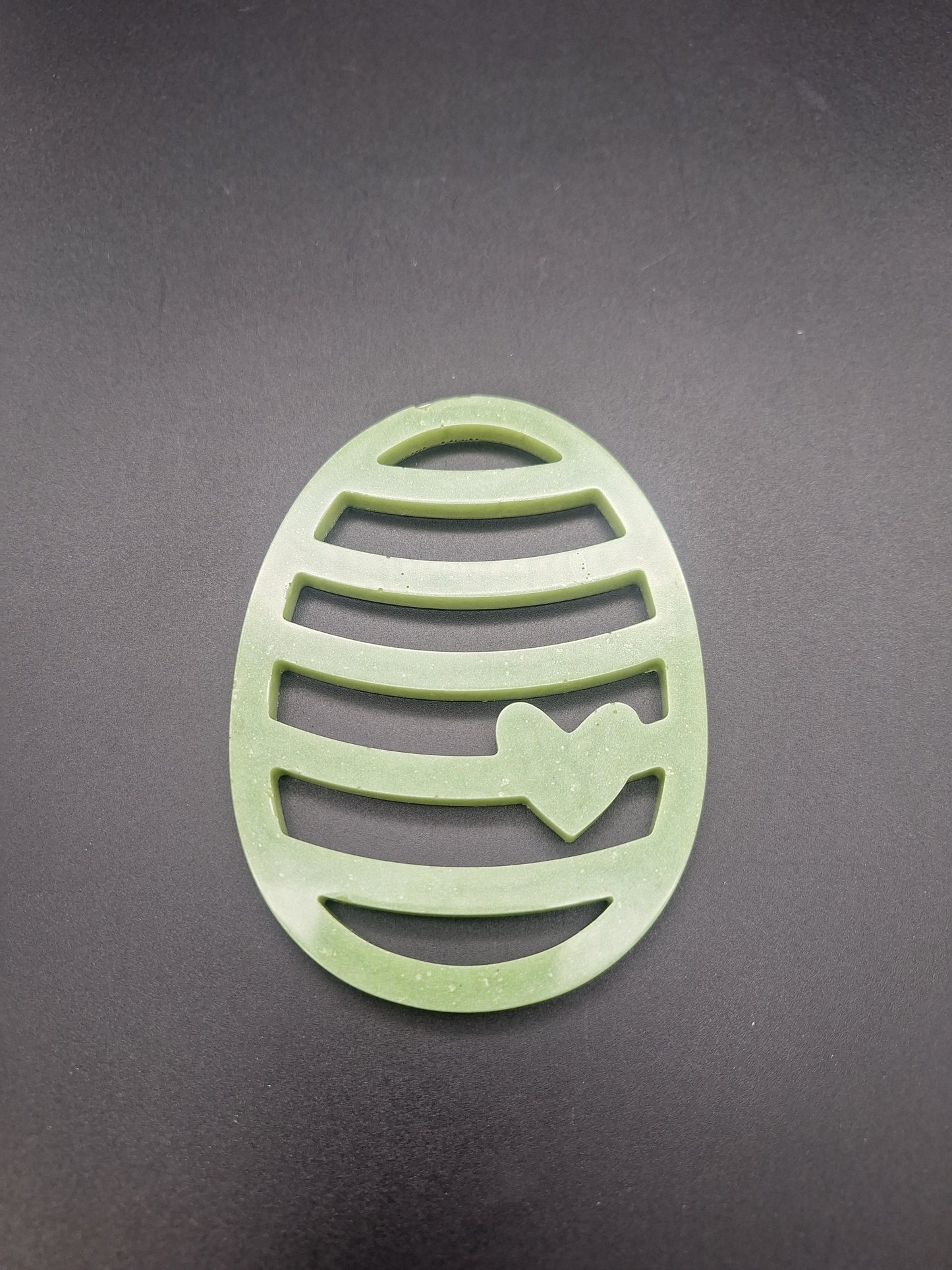 Handgemachter Osteraufhänger aus Epoxidharz