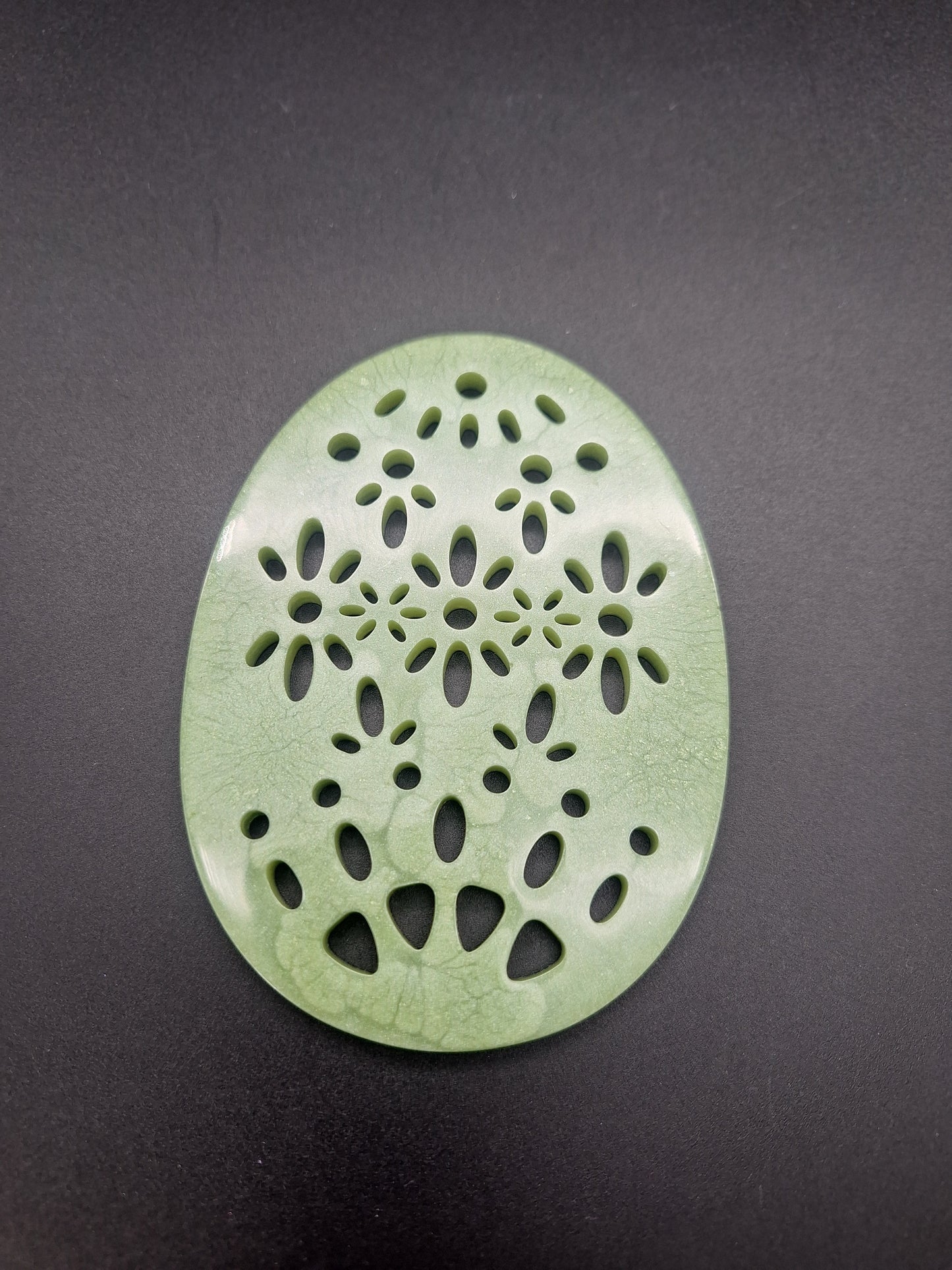 Handgemachter Osteraufhänger aus Epoxidharz