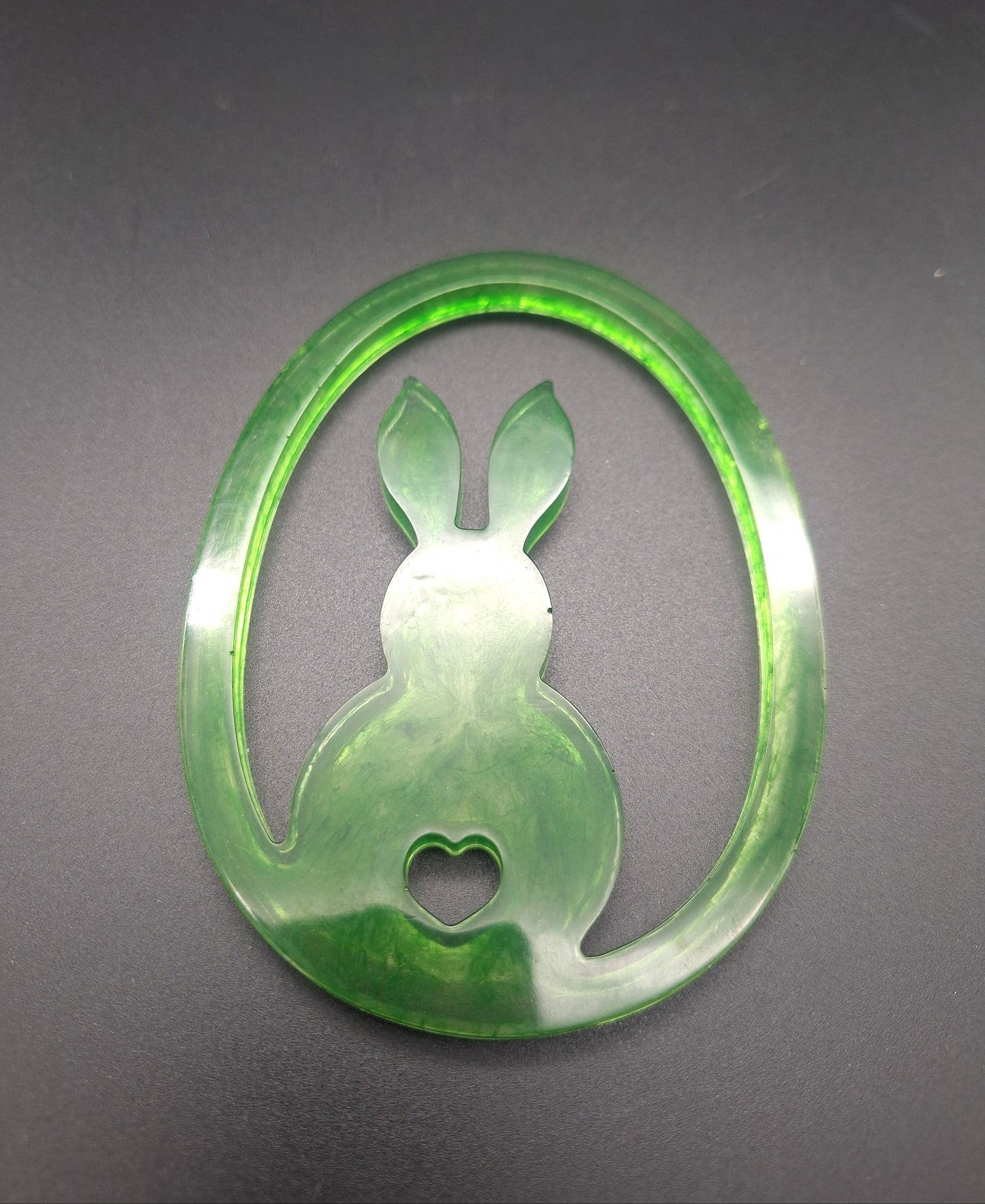 Handgemachter Osteraufhänger aus Epoxidharz