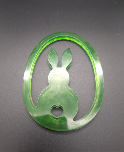 Handgemachter Osteraufhänger aus Epoxidharz