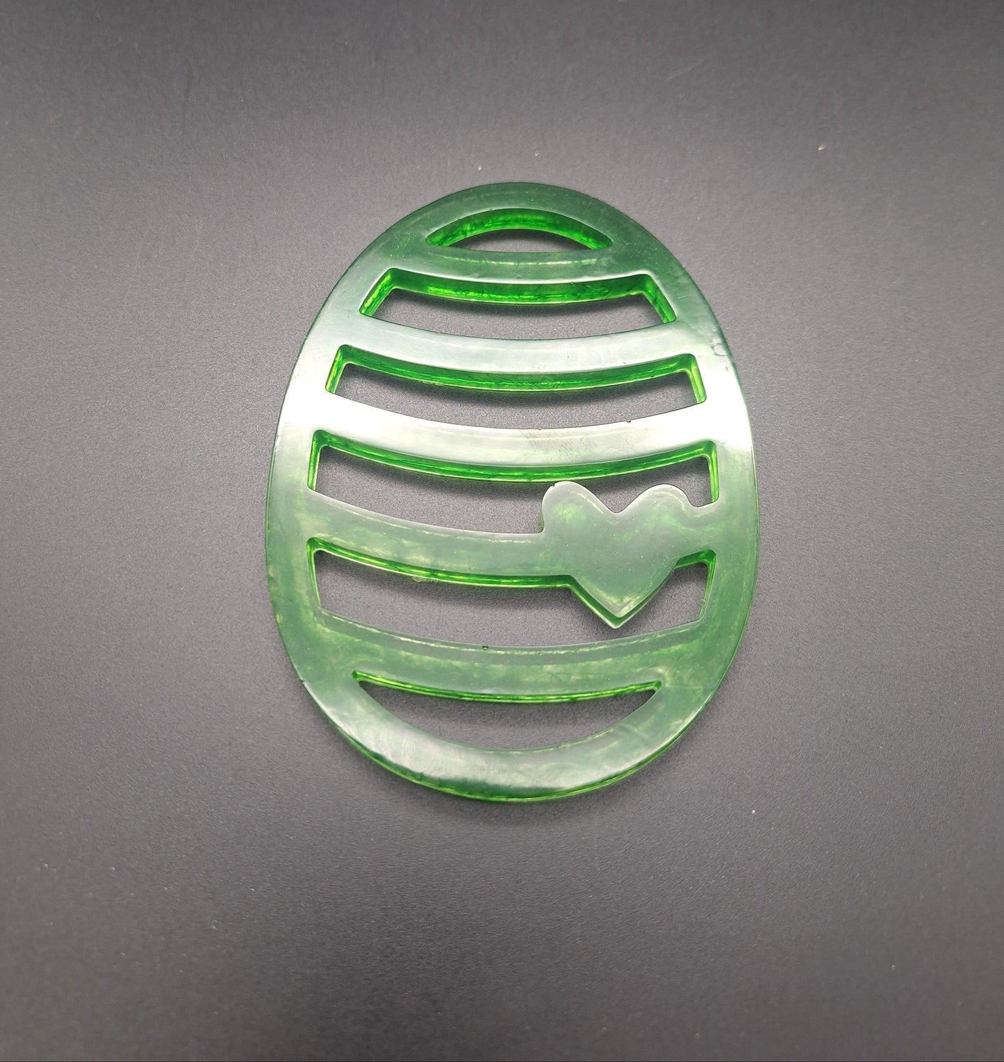 Handgemachter Osteraufhänger aus Epoxidharz