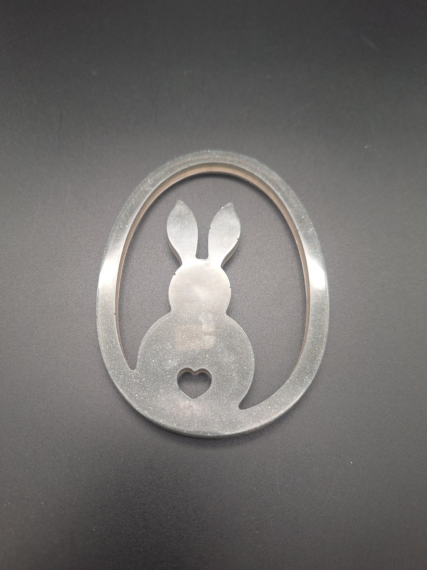 Handgemachter Osteraufhänger aus Epoxidharz