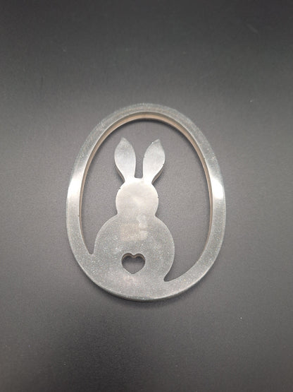 Handgemachter Osteraufhänger aus Epoxidharz