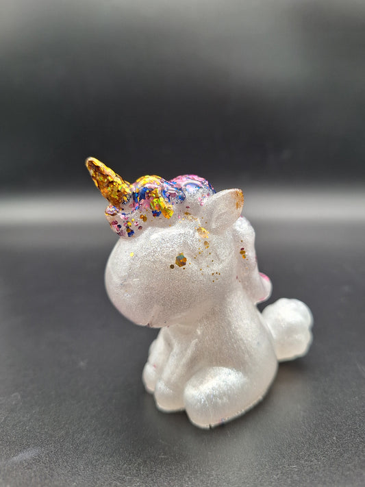 Einhorn aus Epoxidharz – Perlmut Weiß mit buntem Glitzer | 7 x 6 cm