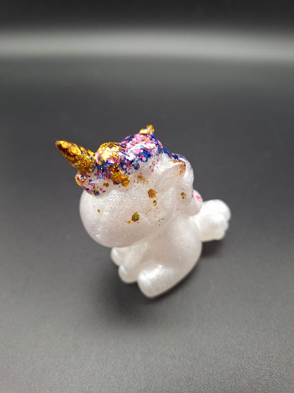 Einhorn aus Epoxidharz – Perlmut Weiß mit buntem Glitzer | 7 x 6 cm