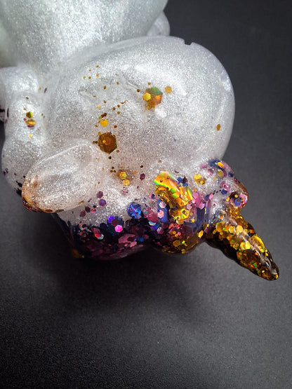 Einhorn aus Epoxidharz – Perlmut Weiß mit buntem Glitzer | 7 x 6 cm