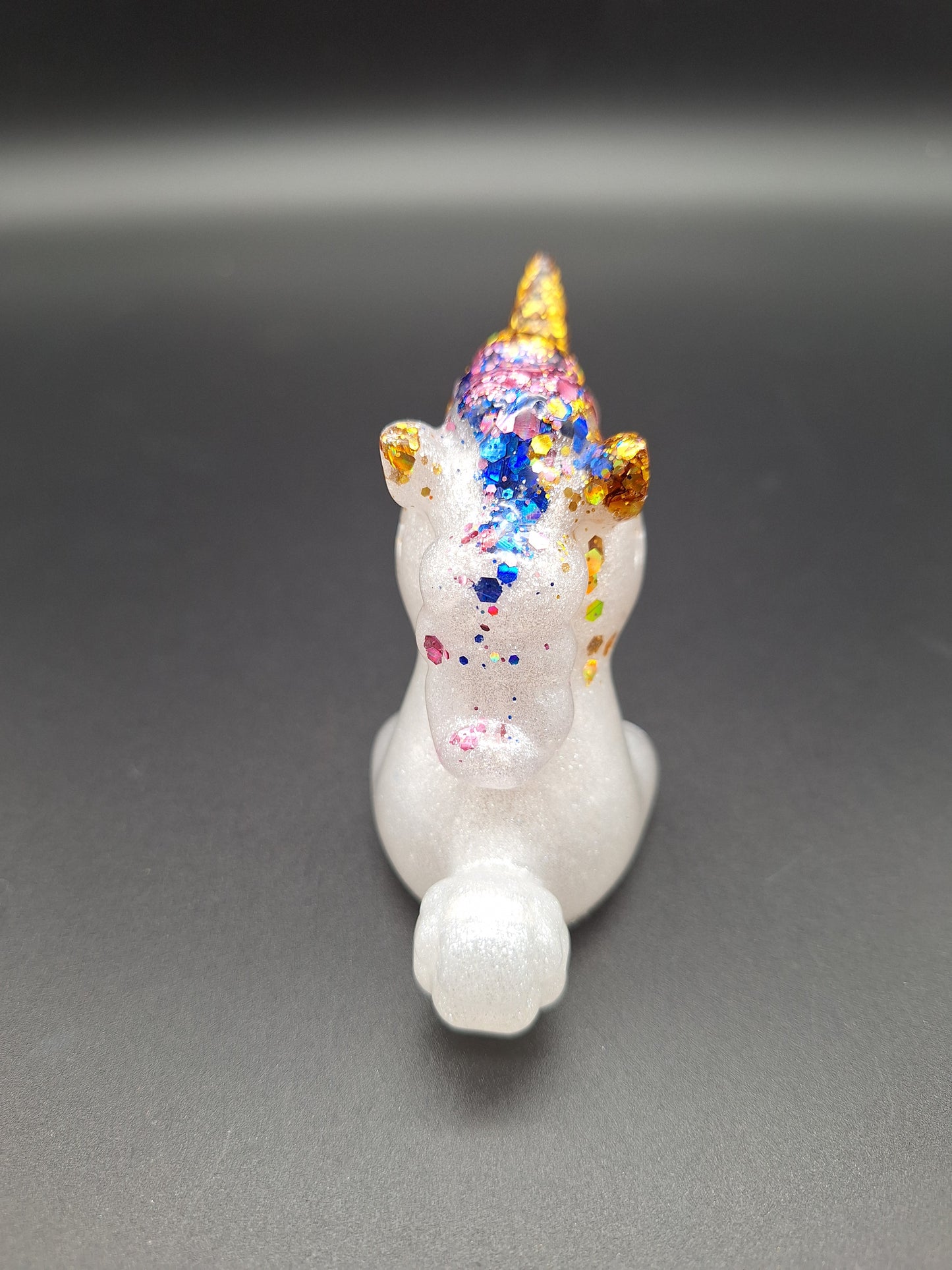 Einhorn aus Epoxidharz – Perlmut Weiß mit buntem Glitzer | 7 x 6 cm