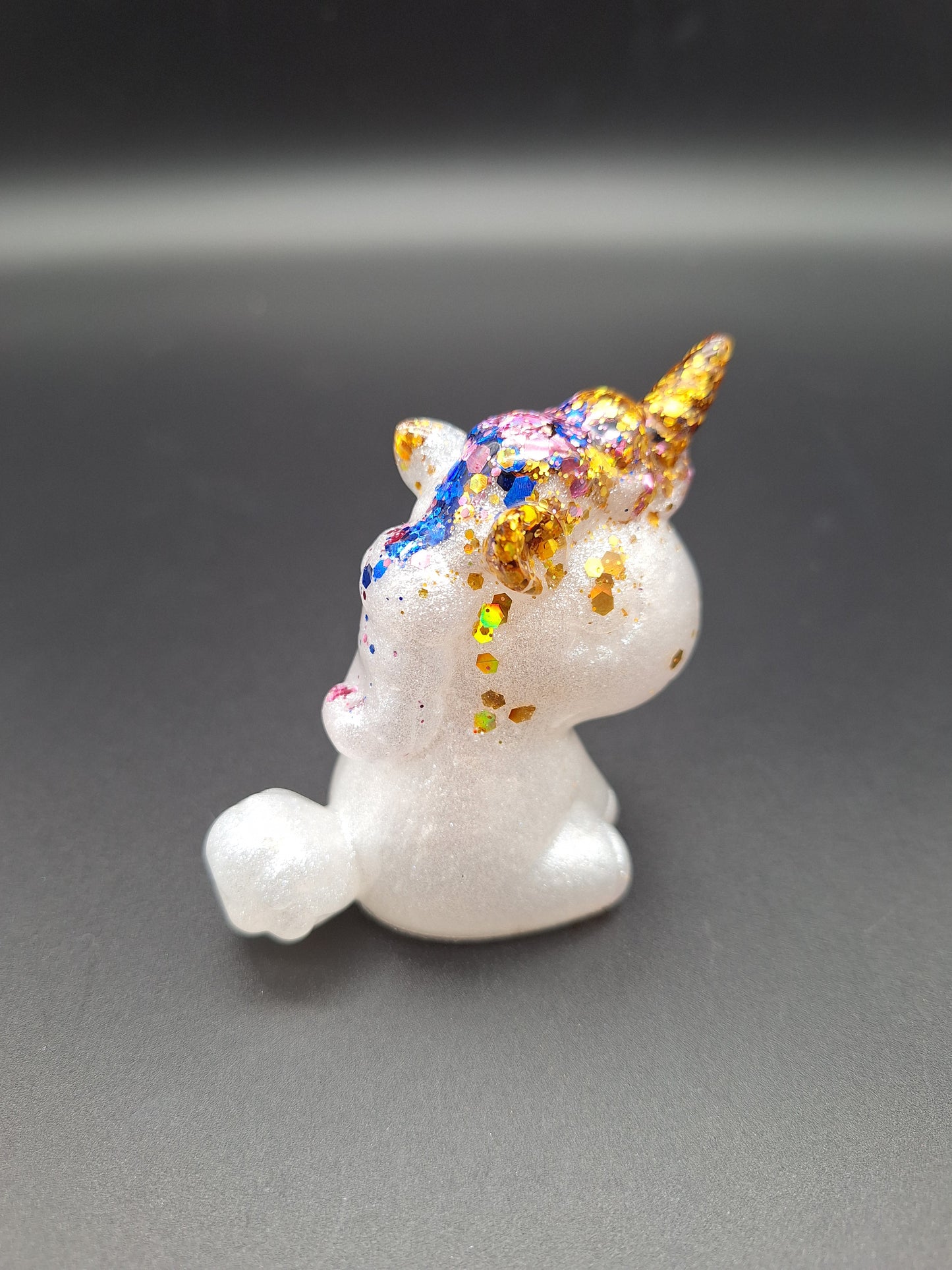 Einhorn aus Epoxidharz – Perlmut Weiß mit buntem Glitzer | 7 x 6 cm