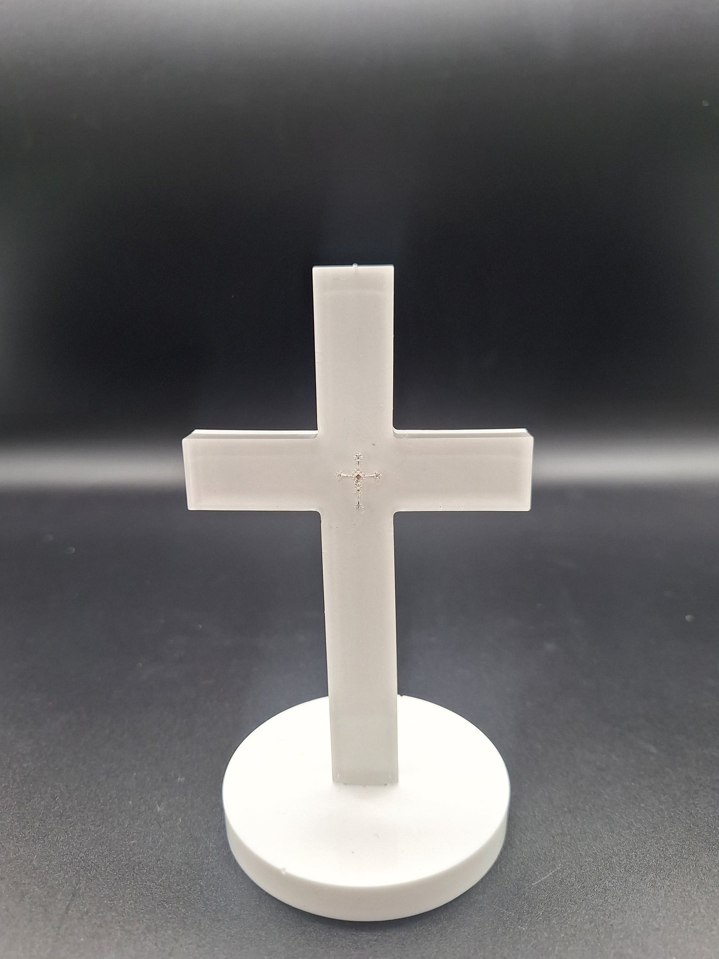 Epoxidharz Kreuz auf Sockel in Weiß mit eingegossenem Silberkreuz | Geschenk zur Taufe, Kommunion & Firmung
