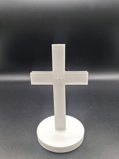 Epoxidharz Kreuz auf Sockel in Weiß mit eingegossenem Silberkreuz | Geschenk zur Taufe, Kommunion & Firmung