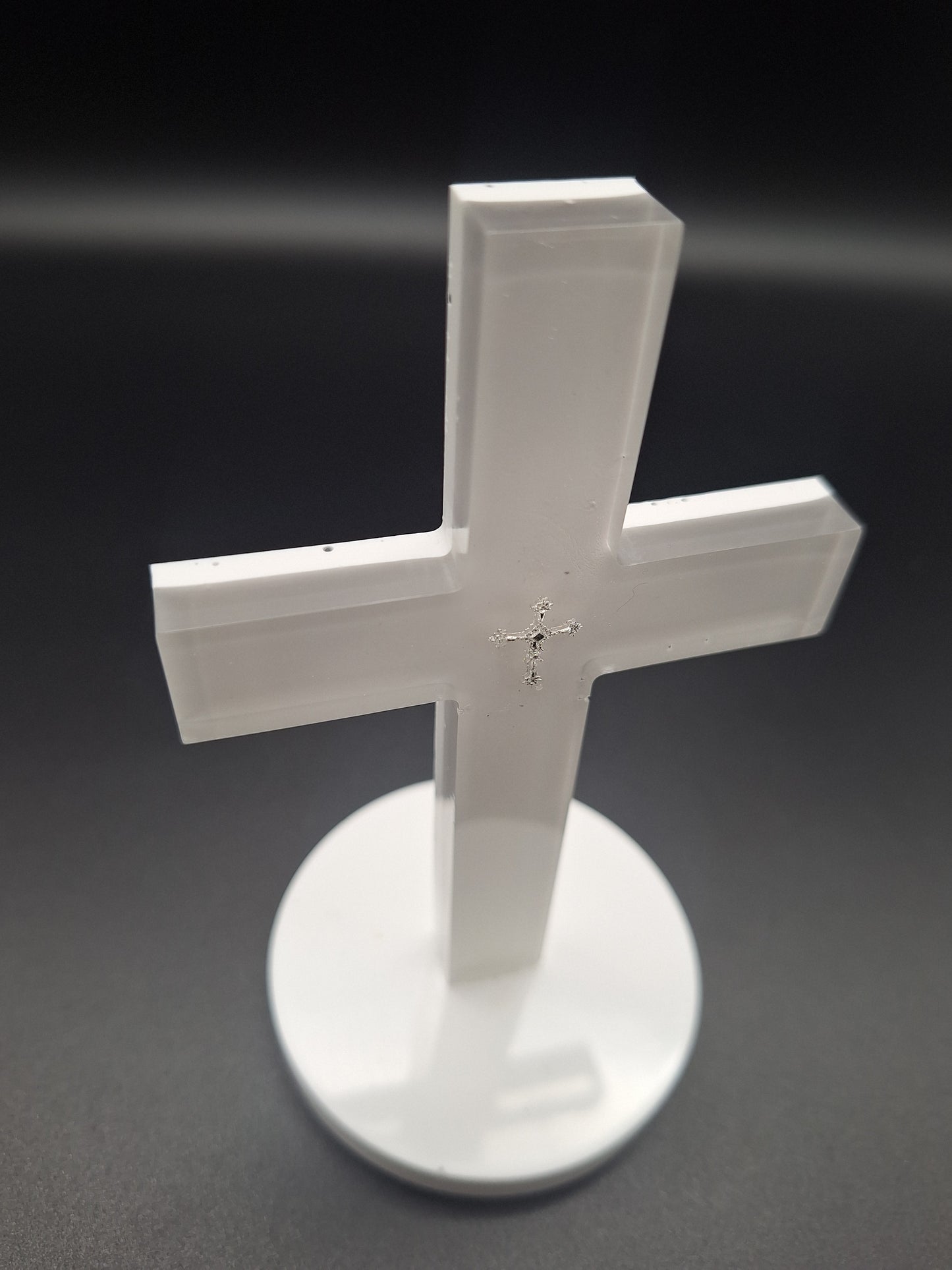 Epoxidharz Kreuz auf Sockel in Weiß mit eingegossenem Silberkreuz | Geschenk zur Taufe, Kommunion & Firmung
