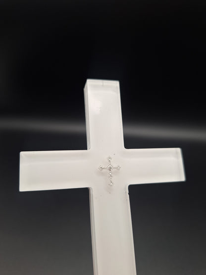 Epoxidharz Kreuz auf Sockel in Weiß mit eingegossenem Silberkreuz | Geschenk zur Taufe, Kommunion & Firmung