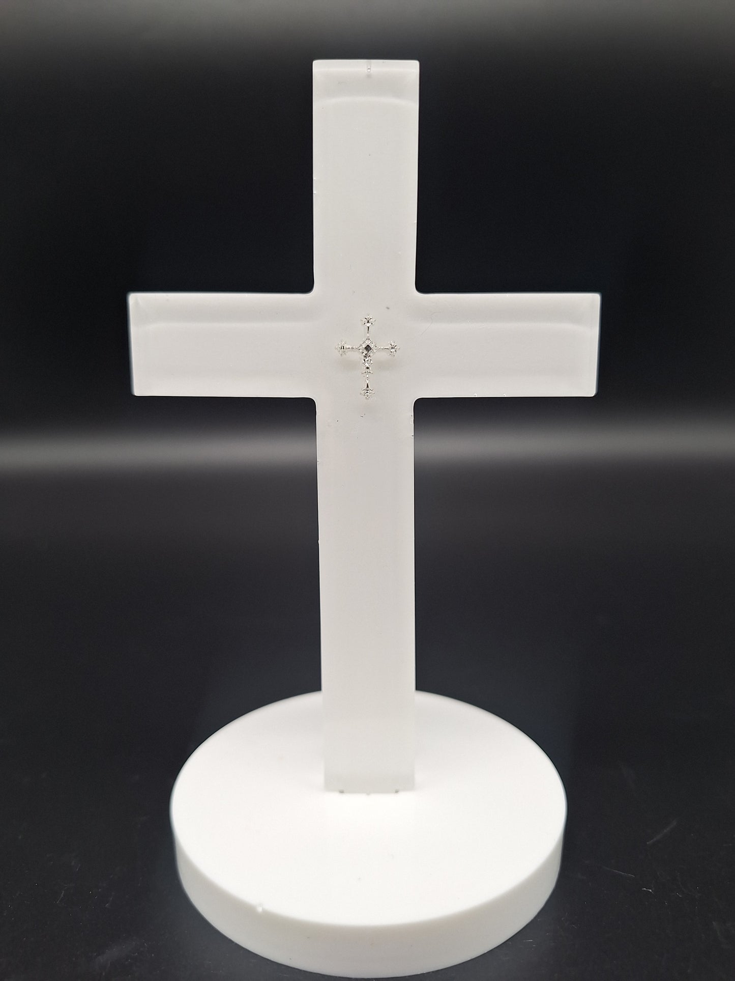 Epoxidharz Kreuz auf Sockel in Weiß mit eingegossenem Silberkreuz | Geschenk zur Taufe, Kommunion & Firmung