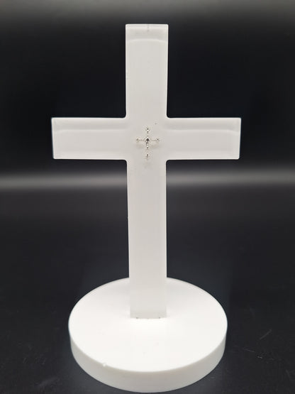 Epoxidharz Kreuz auf Sockel in Weiß mit eingegossenem Silberkreuz | Geschenk zur Taufe, Kommunion & Firmung
