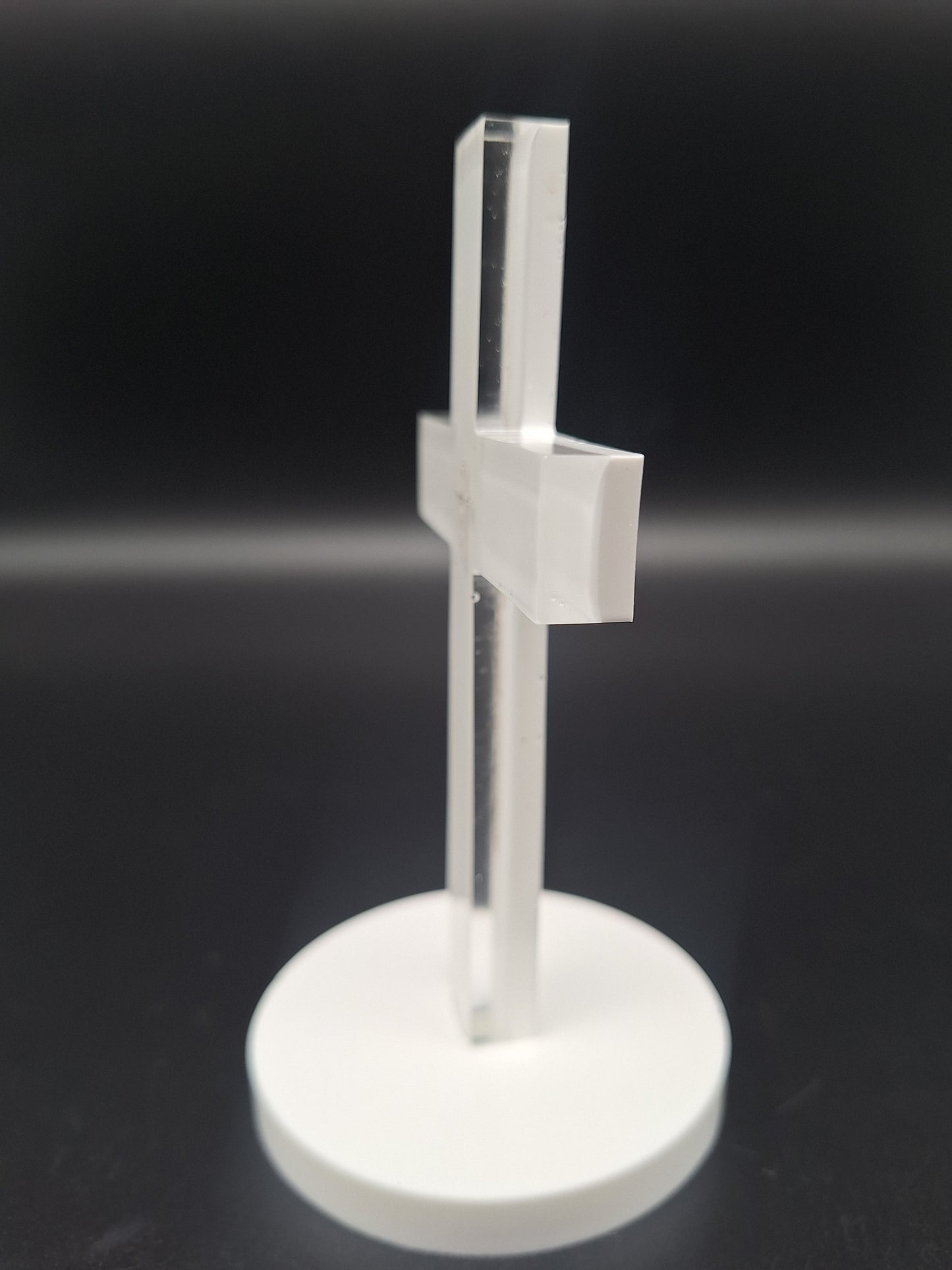 Epoxidharz Kreuz auf Sockel in Weiß mit eingegossenem Silberkreuz | Geschenk zur Taufe, Kommunion & Firmung