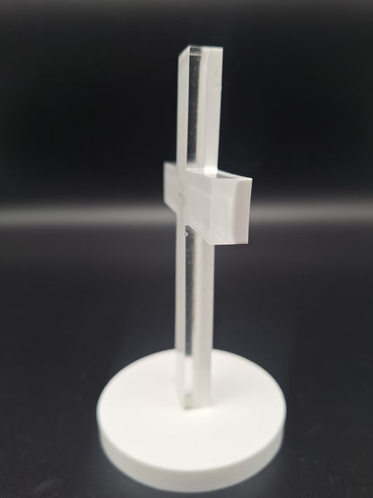 Epoxidharz Kreuz auf Sockel in Weiß mit eingegossenem Silberkreuz | Geschenk zur Taufe, Kommunion & Firmung