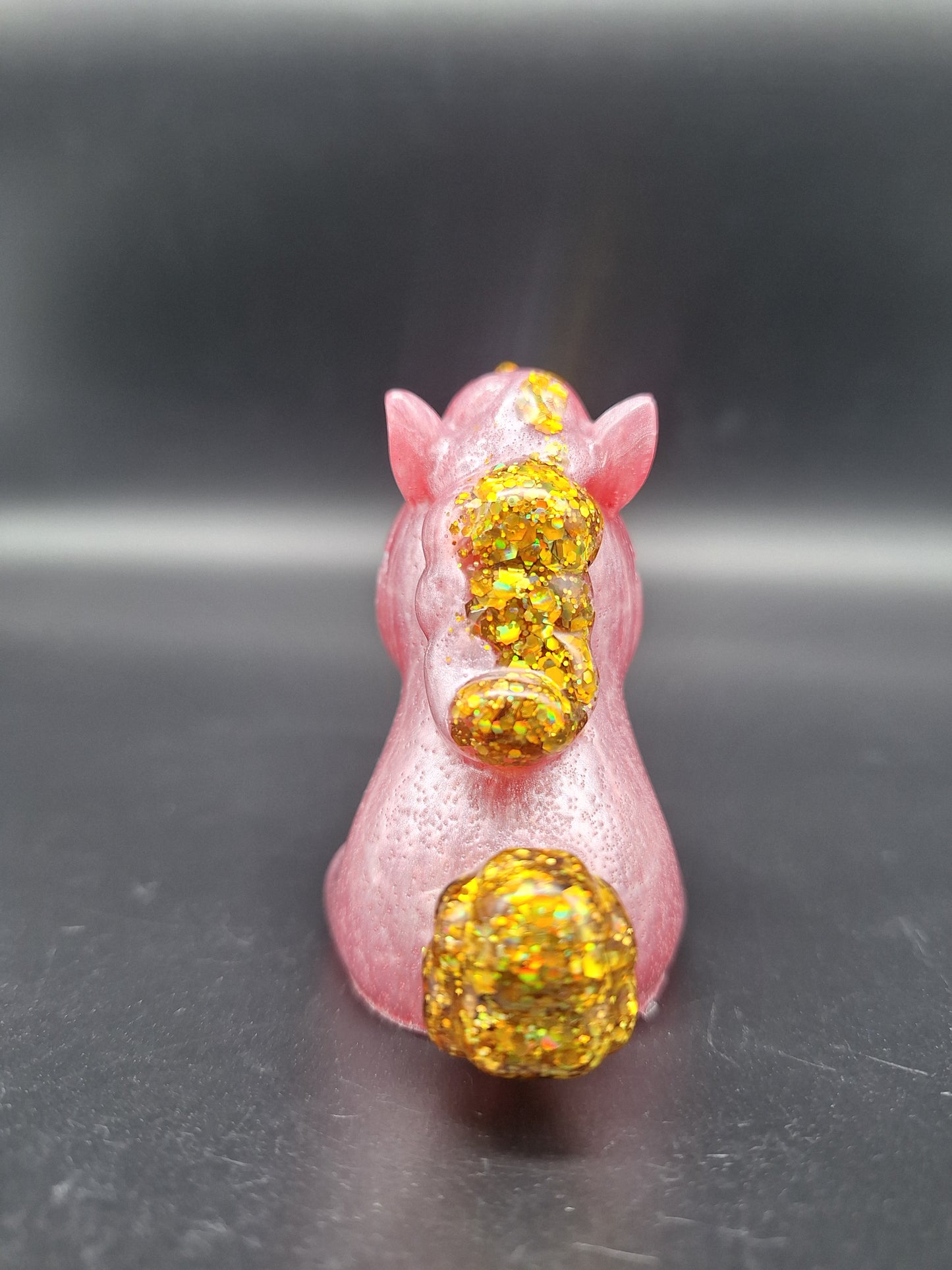 Einhorn aus Epoxidharz – Perlmut Weiß mit buntem Glitzer | 7 x 6 cm