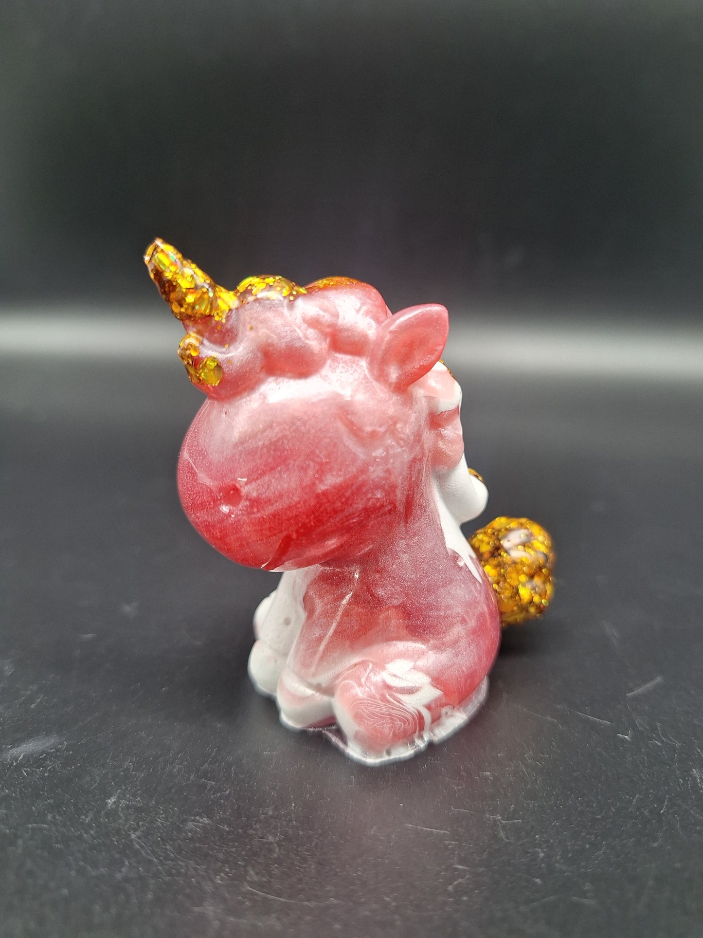 Einhorn aus Epoxidharz – Perlmut Weiß mit buntem Glitzer | 7 x 6 cm